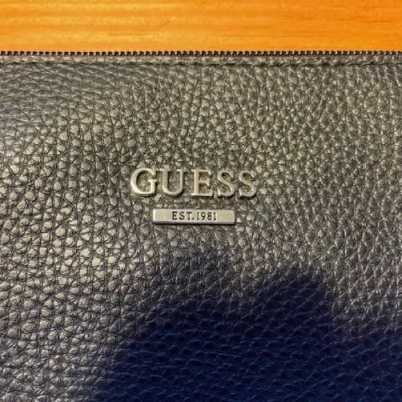 Guess two in one handbag….plus the inside bag is reversible - Picture 10 of 15